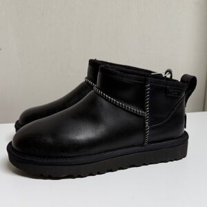 UGG Women's Classic Ultra Mini Leather Regen Boots in black  size 6 H8N11